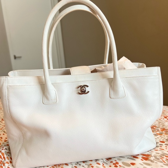 ‼️👜Chanel Executive White Leather - Women👜‼️ - Picture 2 of 16